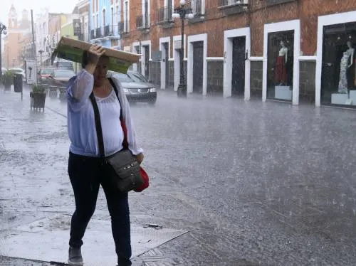 Lluvias sin causar daños en casonas; Protección Civil realiza desasolve de alcantarillas