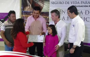 Entrega Sedesol más de 4 mdp a menores en orfandad