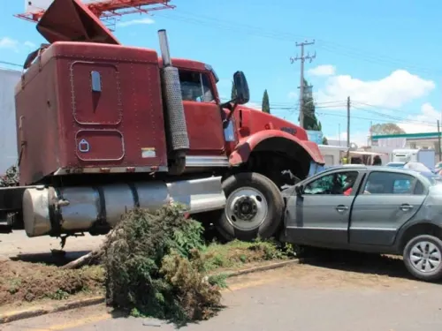 Tráiler se queda sin frenos y arrolla cinco autos en Hidalgo