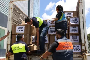 Entrega BUAP víveres y medicinas a damnificados por Earl