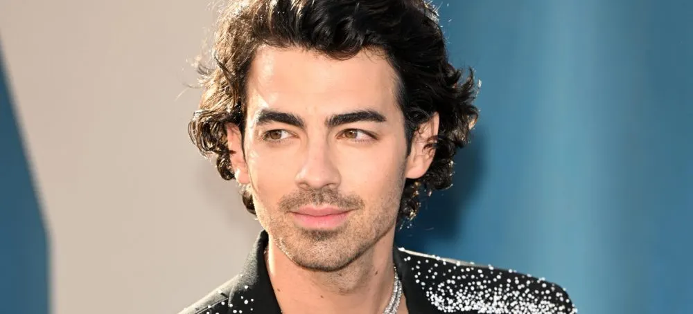 Joe Jonas, admite que se puso inyectables en la cara para suavizar las líneas finas