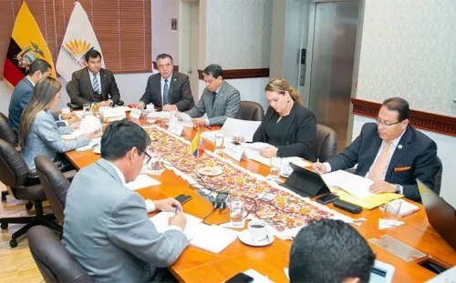 Suspenden sueldo a “golpistas” refugiados en Embajada mexicana en Ecuador