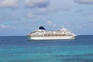 Trabajador de hospital queda aislado en crucero por ébola