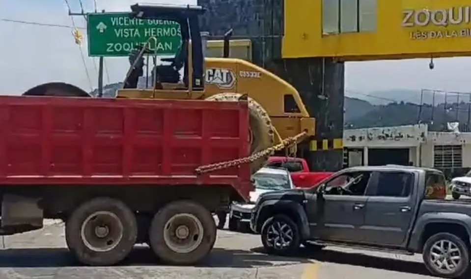 Bloquean carretera en Zoquitlán tras robo de vehículos durante fiesta en Ajalpan