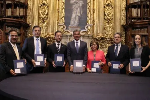 Participa Gali en la presentación de la edición conmemorativa de la Constitución Política