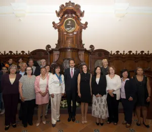 Entrega BUAP reconocimiento por distinción Herminia Franco Espinosa