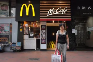 La estafan y termina viviendo en Mc Donald
