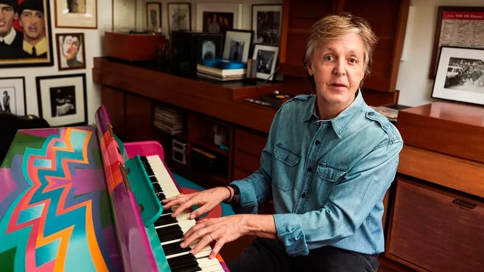 Paul McCartney aparece de sorpresa cantando en una fiesta