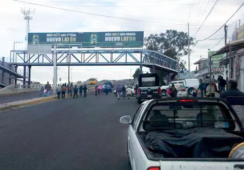 Vecinos cierran accesos a Los Héroes por falta de transporte
