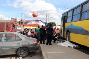 Camión aplasta a sujeto frente al Hidalgo