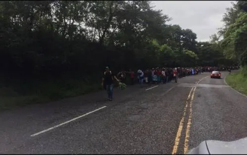 Otra caravana de hondureños inicia travesía en Guatemala rumbo a EU
