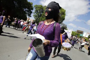 Mujeres bloquean vialidades en marcha contra feminicidios