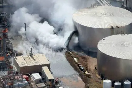 Video: Al menos cinco lesionados al explotar tanque en refinería en Wisconsin