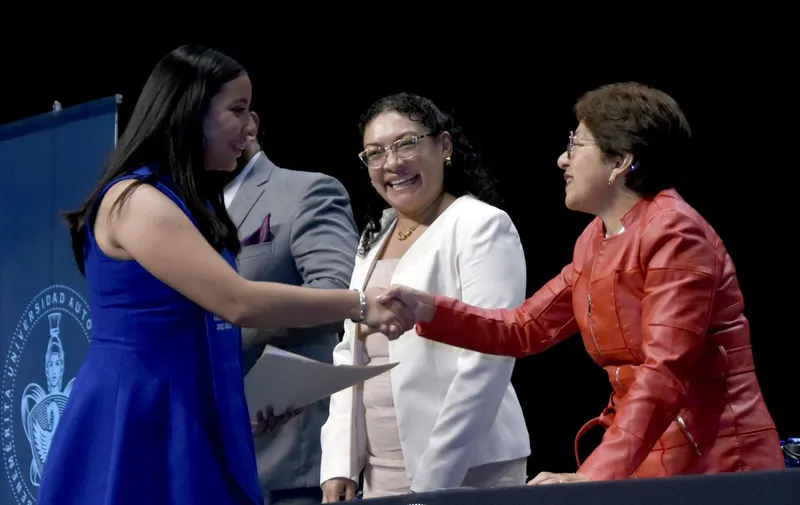 buap-lilia-cedillo-graduacion-prepa-emiliano-zapata