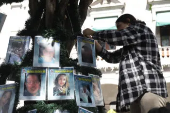 Colectivo ‘Voz de los desaparecidos’ coloca el árbol de la esperanza en el zócalo de Puebla