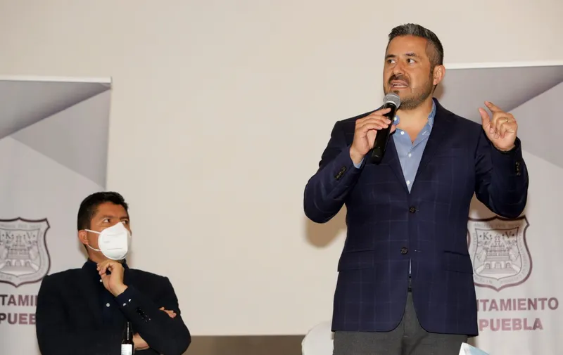 Lalo con Adán; a Riestra, lo engaña