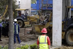 Al menos cuatro heridos tras desplomarse andamio del Hospital del Niño Poblano