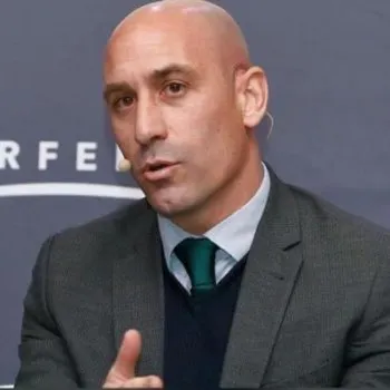 FIFA suspende a Luis Rubiales por tres años tras polémico caso