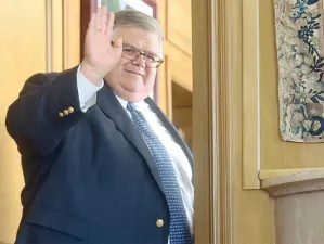 Carstens: mi salida no debe preocupar; renuncia al Banxico
