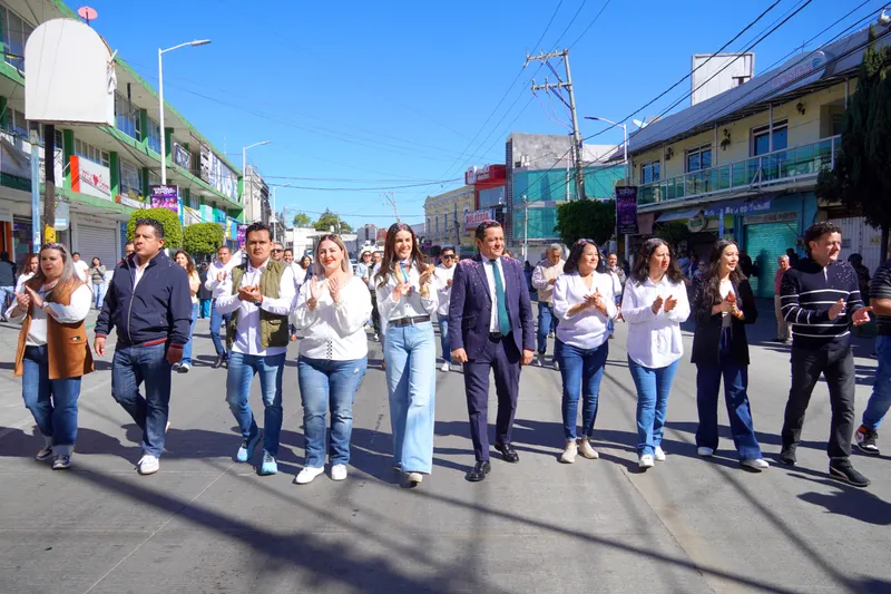 Texmelucan conmemora natalicio de Benito Juárez y celebra llegada de la primavera con desfile