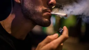 Fumar marihuana podría hacer que olvides palabras y pienses más lento
