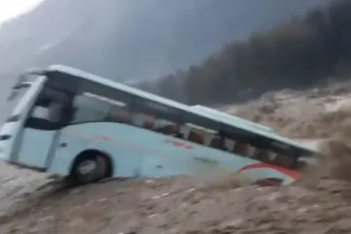 Video: Autobús es arrastrado por la corriente de un río en Manali