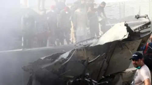 Suman al menos 60 muertos tras estrellarse avión en Pakistán