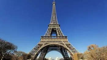 Arrestan a dos hombres por violación en grupo de mexicana cerca de la Torre Eiffel