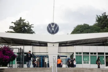 Rechazan trabajadores de Volkswagen Puebla aumento global de 10.04%; sindicato buscará nuevo acuerdo
