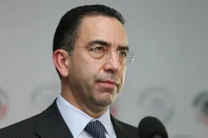 Si bajan salario de senadores provocarían que roben: Lozano