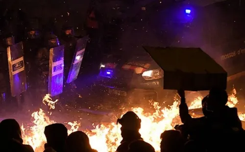 Policía se enfrenta con manifestantes independentistas en Barcelona