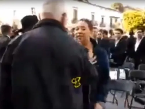 Mujer llama pederasta a Mireles y abuelito la ‘cachetea’