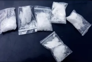 Aseguran a padre e hijo vinculados a distribución de drogas