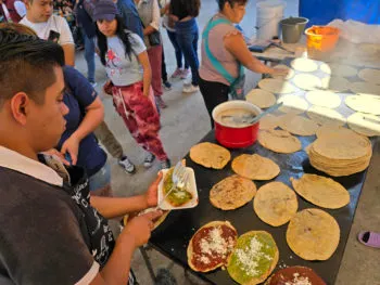 Tradicional Feria de la Memela en La Resurrección reúne a cientos de poblanos