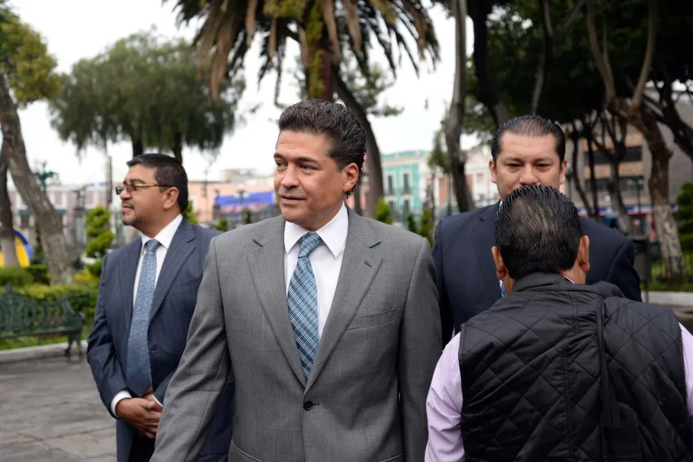 Por segunda ocasión frenan renuncia de Cruz Bermúdez