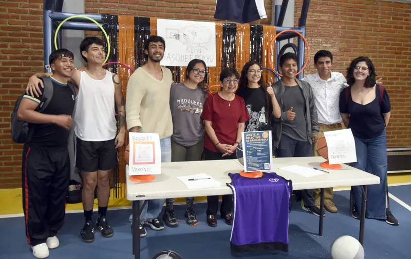Estudiantes de Artes realizan mural en la Facultad de Psicología por sus 60 años