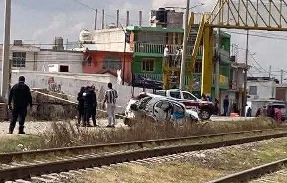 Conductora muere tras querer ganarle el paso al tren