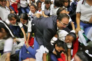Gobernador de Veracruz sufre caída y aplasta a estudiantes