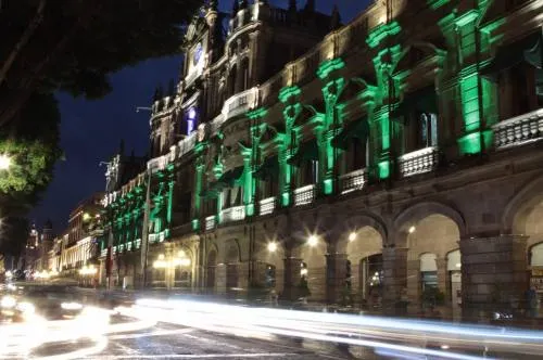 Se ilumina de verde el Palacio Municipal de Puebla
