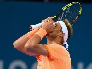Raonic neutraliza y elimina a Nadal en Brisbane