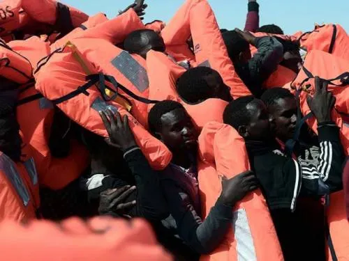 Rescatan a casi 2 mil 500 inmigrantes en las costas de Italia