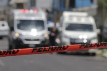 Hallan a presunto asaltante muerto con tiro en el rostro en el acceso al Arco Norte