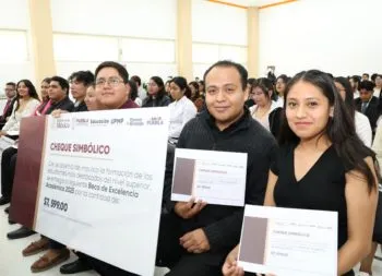 Otorga SEP más de 1 millón 124 mil pesos en becas para universitarios poblanos