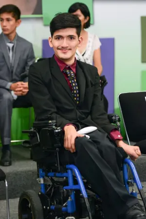 Asombra al mundo versión mexicana de Stephen Hawking