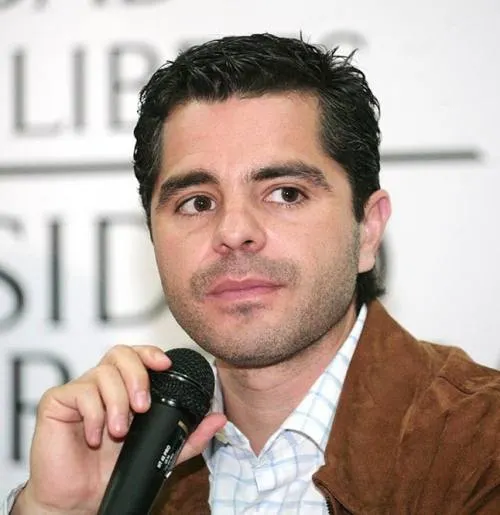 Almaguer, Islas y Biestro protagonizan “encontronazo” tuitero