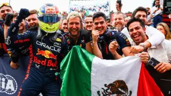 Checo Pérez, rey de los circuitos callejeros: gana el Grand Prix de Azerbaiyán y vence a Verstappen