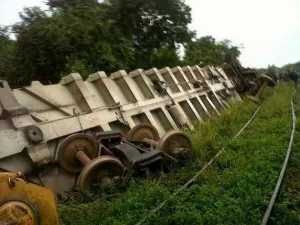 Van al menos 5 muertos tras descarrilamiento de tren en Tabasco
