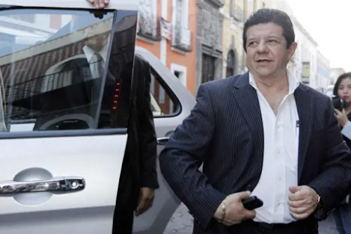 Adolfo Karam presenta amparo para evitar orden de aprehensión