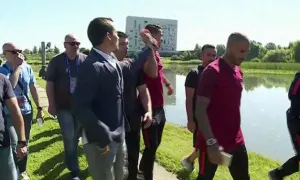 VIDEO: Cristiano vuelve a la polémica; avienta un micrófono al agua