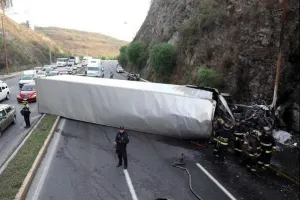 Conductor muere al volcar tráiler en la México-Querétaro